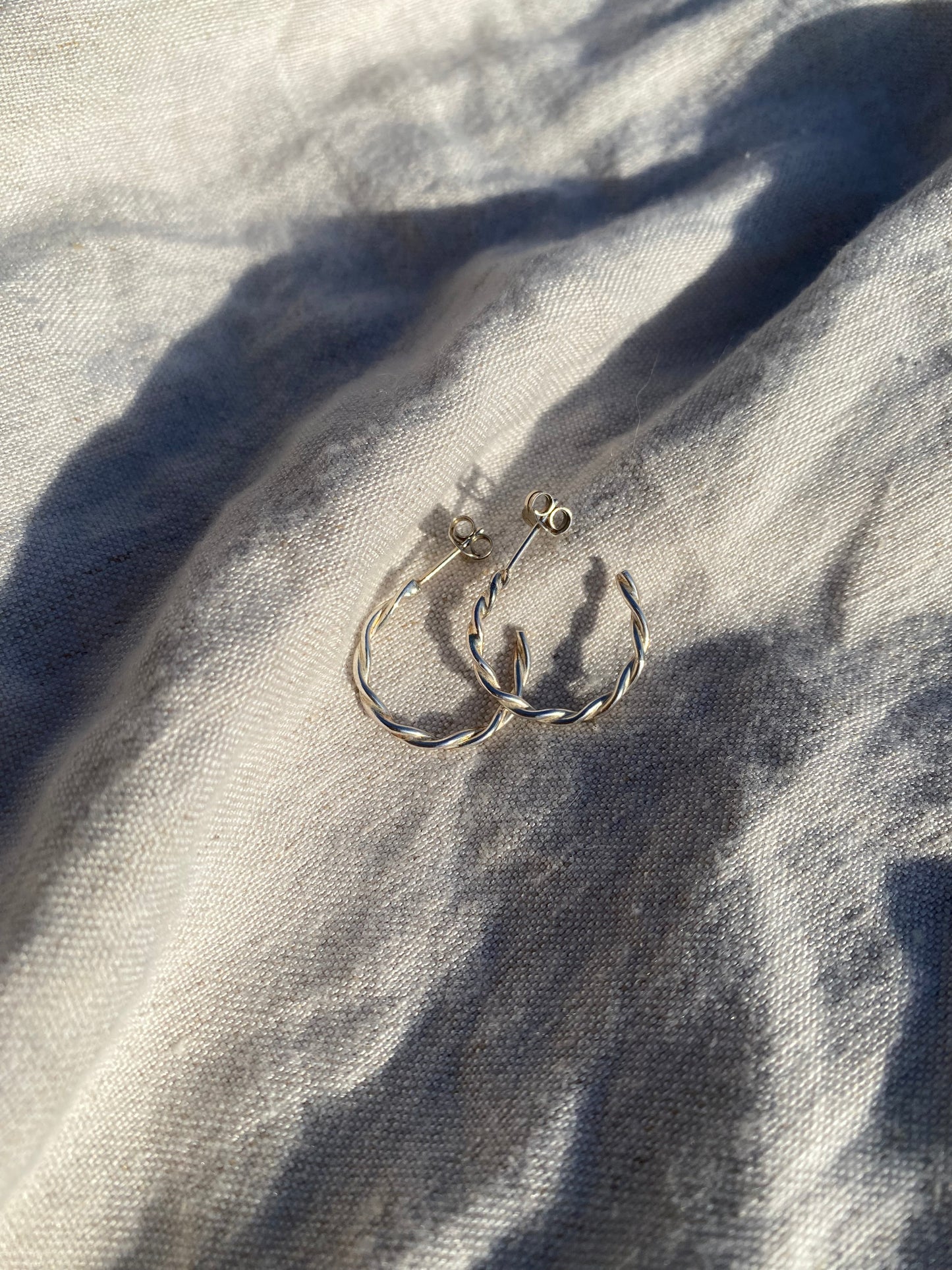 Twist hoop earrings