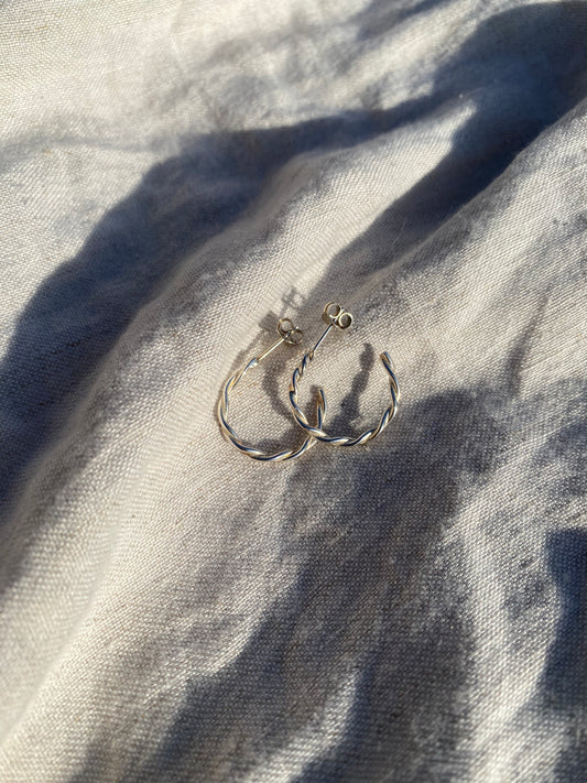 Twist hoop earrings